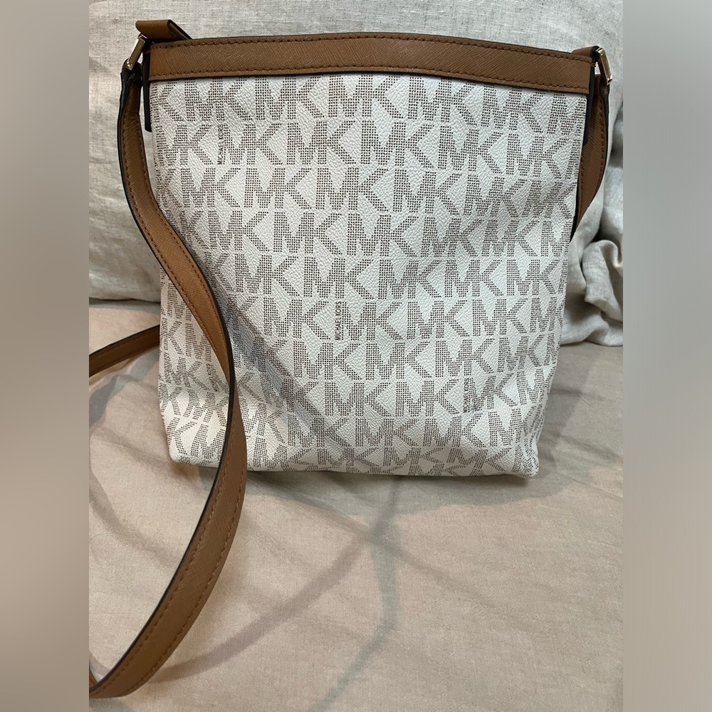 Michael Kors MESSENGER IN SIGNATURE Print - Picture 4 of 14
